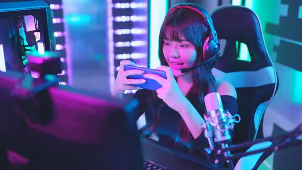 电竞女选手崛起：她们如何打破传统偏见