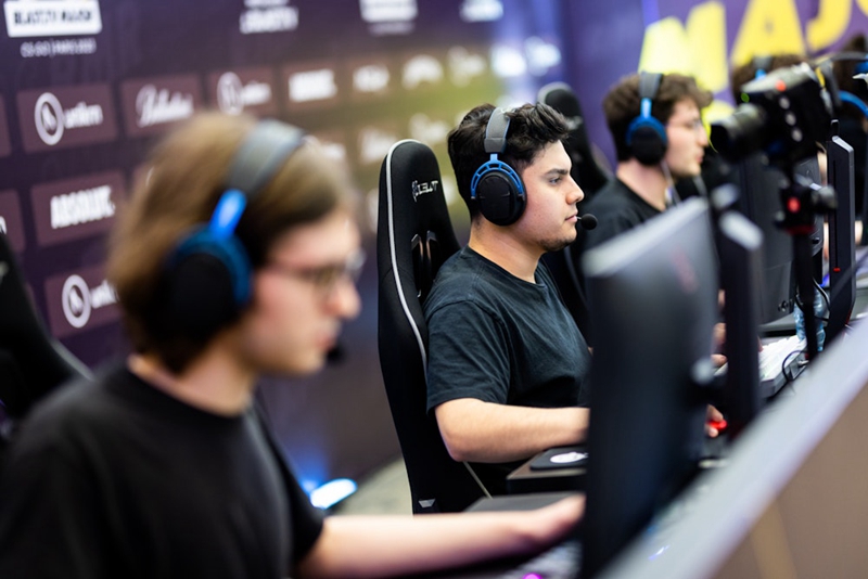 电竞战队签约新人，潜力股选手未来可期